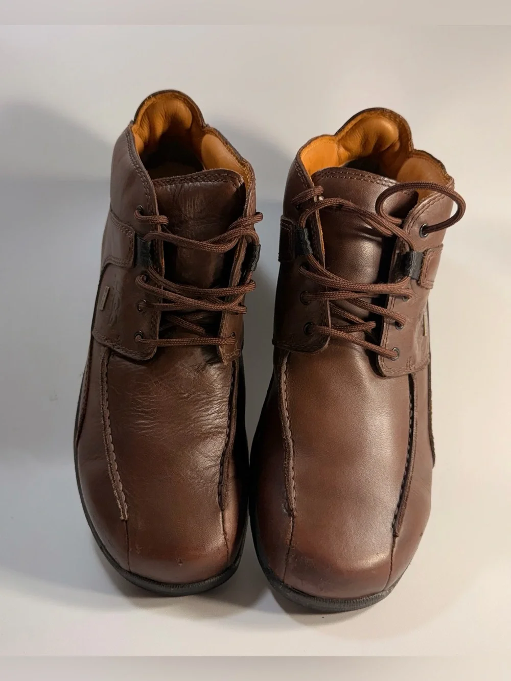 UGG Men's Brown Leather Chukka Boot with Black Sole - 162